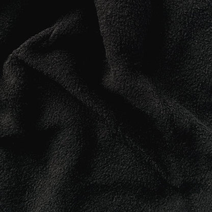 Svart reflexmössa i Coolmax® med reflexdetaljer och hål för hästsvans, detaljbild på fleecematerialet inuti.