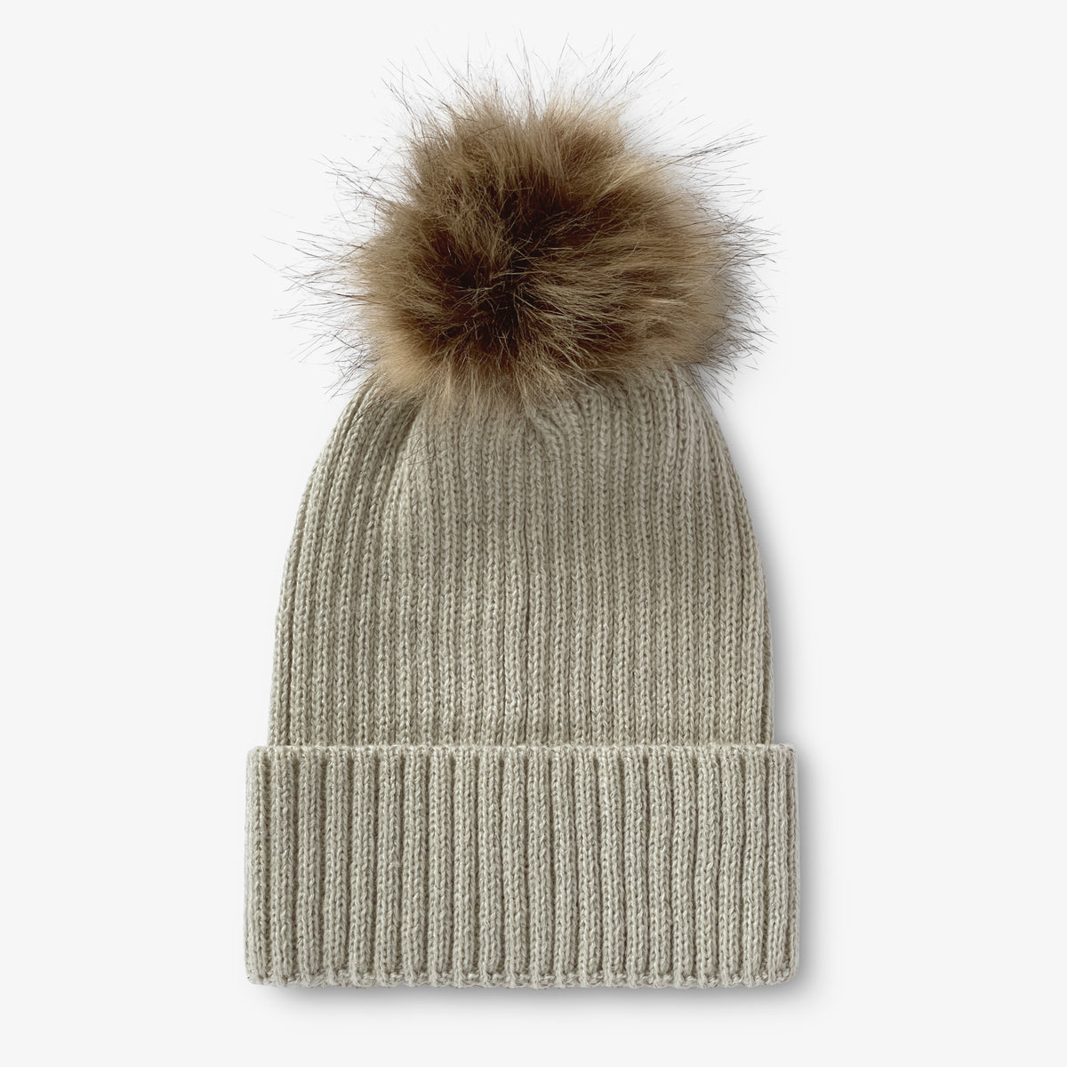 Beige ribbstickad mössa med pälstofs sedd framifrån.