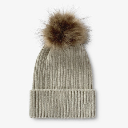Beige ribbstickad mössa med pälstofs sedd framifrån.