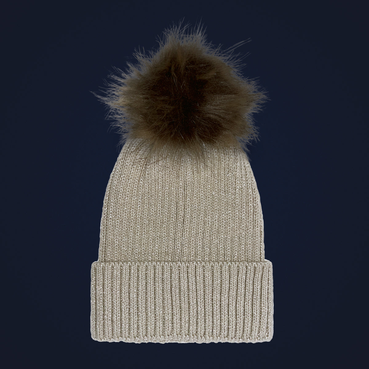 Beige ribbstickad mössa som lyser upp i mörker tack vare reflextrådarna i garnet.