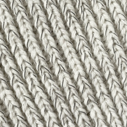 Närbild på reflextrådarna och materialet i det beige reflexpannbandet.