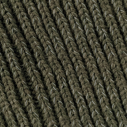 Närbild på reflextrådarna och materialet i det mossgröna reflexpannbandet.
