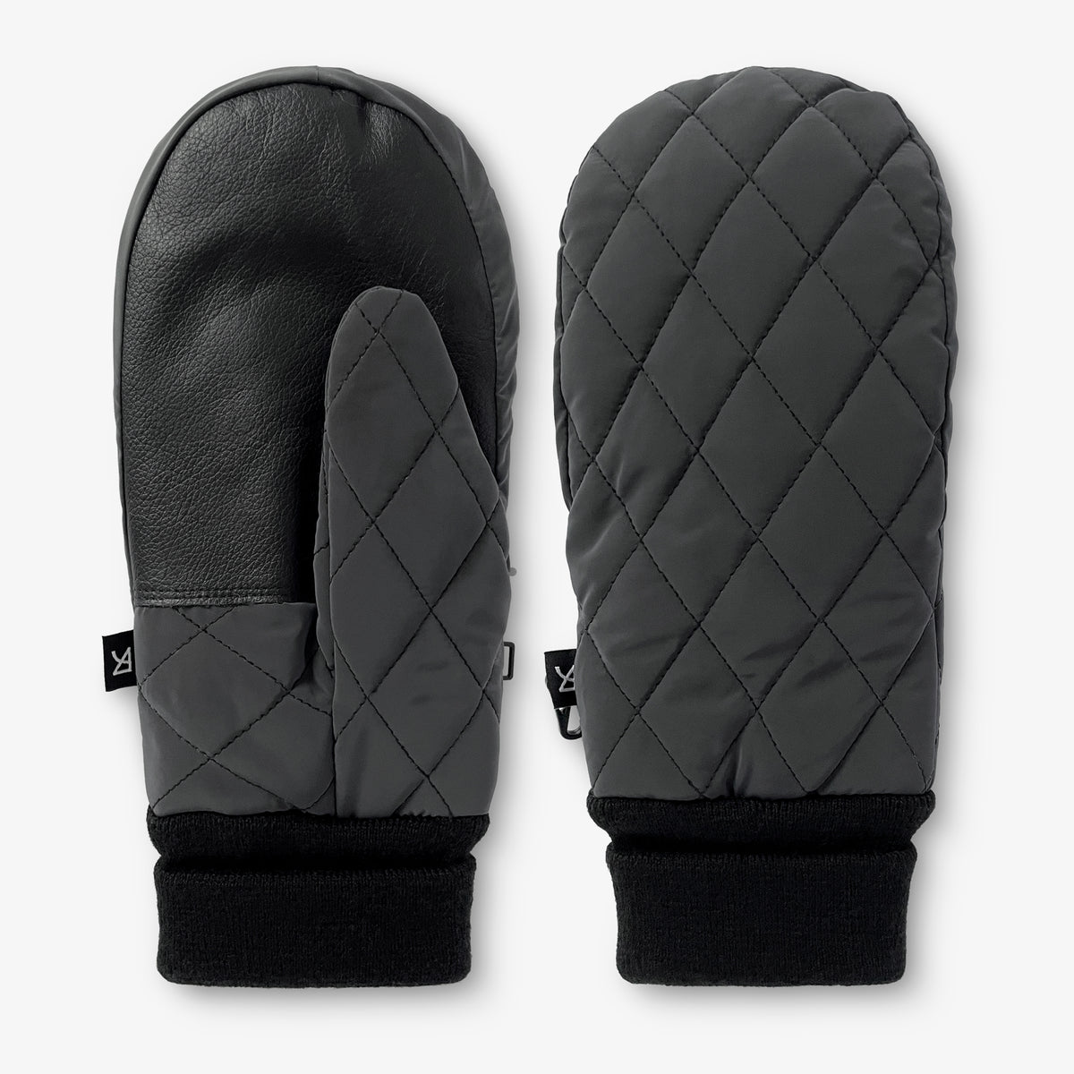 Mörkgrå quiltade tumvantar i reflex, sedda parvis.