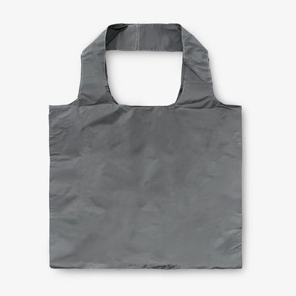 Grå shoppingbag i reflexmaterial, i fullt format och redo att användas.