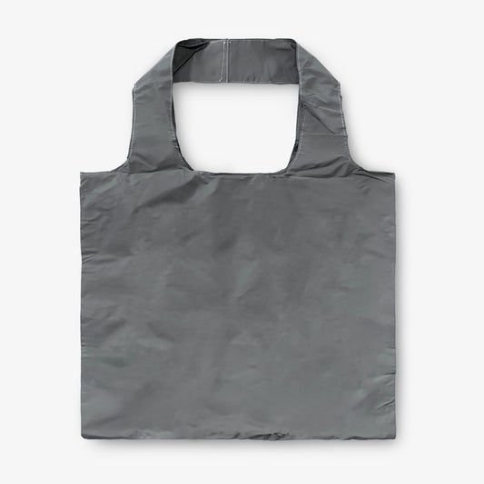 Grå shoppingbag i reflexmaterial, i fullt format och redo att användas.