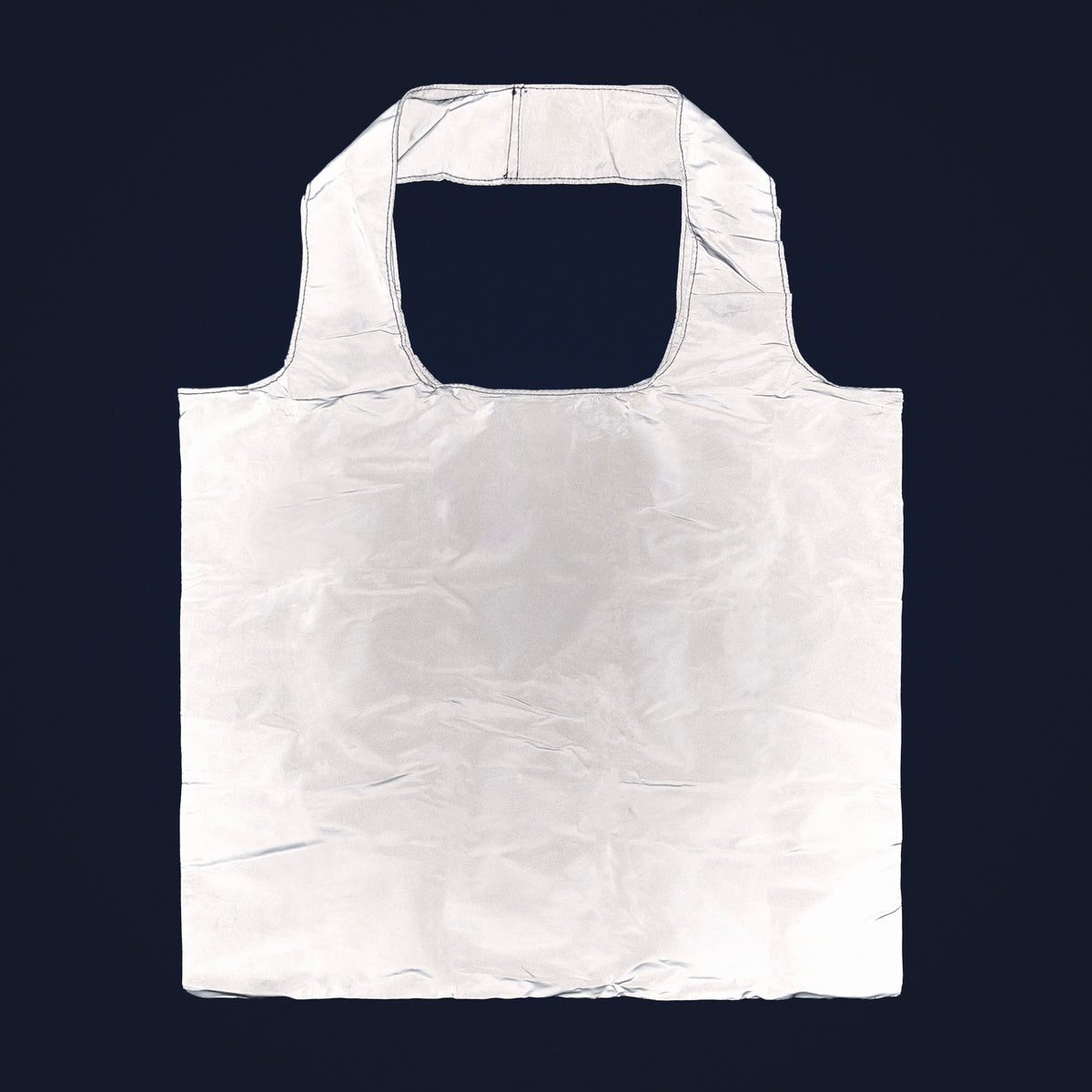 Shoppingbagen i fullt format som lyser upp i mörker tack vare reflexmaterialet.