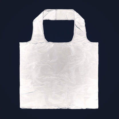 Shoppingbagen i fullt format som lyser upp i mörker tack vare reflexmaterialet.