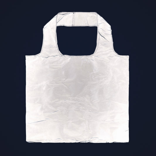 Shoppingbagen i fullt format som lyser upp i mörker tack vare reflexmaterialet.