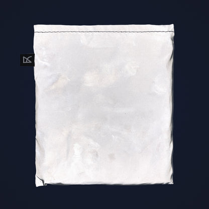 Shoppingbagen hopvikt till fickstorlek, som lyser upp i mörker tack vare reflexmaterialet.