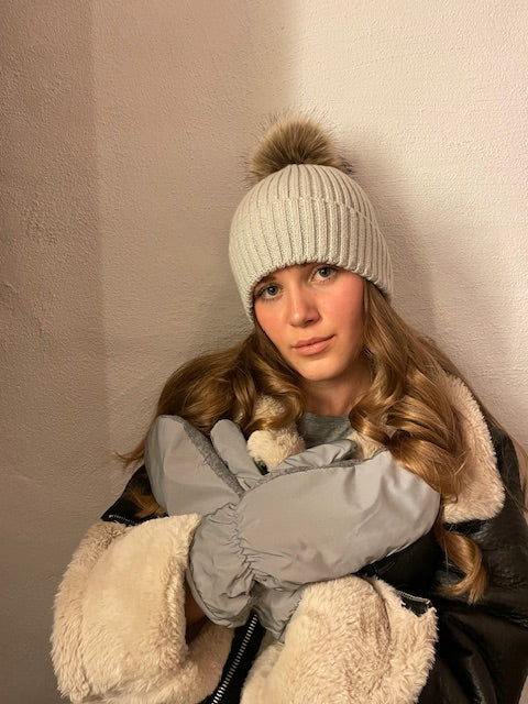 Bild på de grå reflexvantarna på modell.
