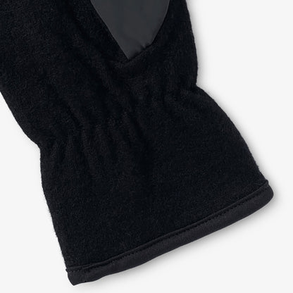 Närbild på ullen på reflexvantens handflatesida.